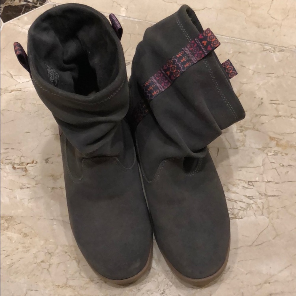 Size 8 Toms slip on boots